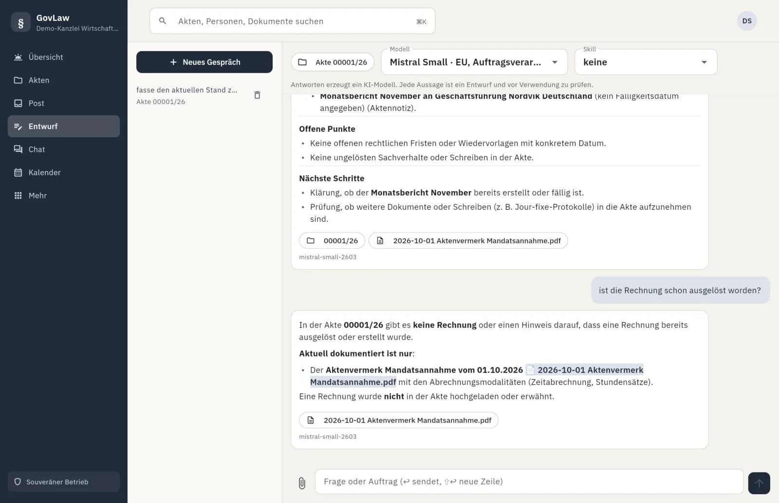Bereich Entwurf in GovLaw: Gespräch zur Demo-Akte 00001/26 mit dem Modell Mistral Small. Auf die Frage, ob die Rechnung schon ausgelöst wurde, antwortet der Entwurf, dass in der Akte keine Rechnung liegt, und nennt als Quelle den Aktenvermerk zur Mandatsannahme vom 01.10.2026 als anklickbares Dokument. Unter jeder Antwort steht das verwendete Modell.